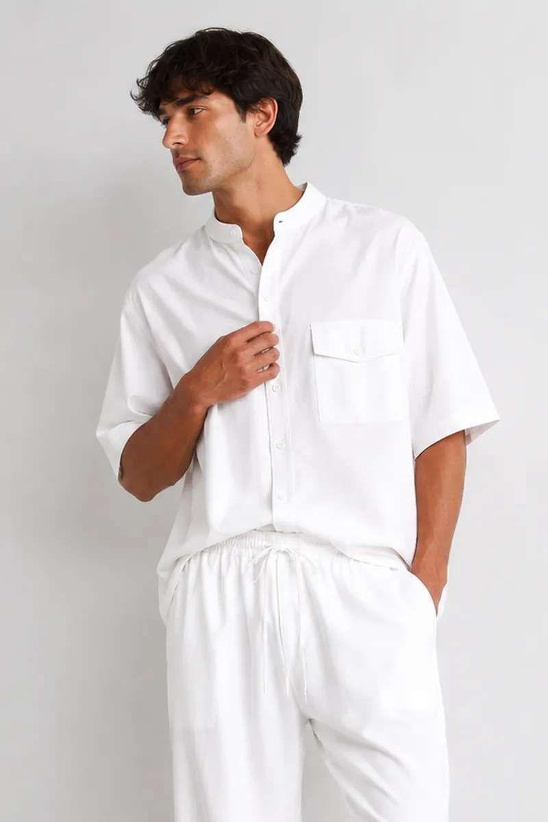 Dettaglio della camicia in lino con collo alla coreana e taschino